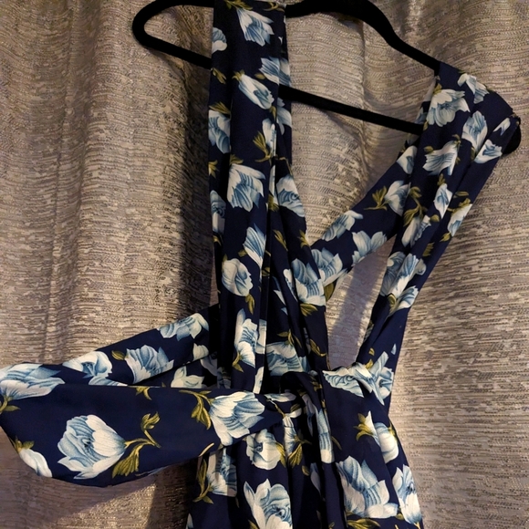 Lulu's S floral romper shorts wrap top - Picture 4 of 8